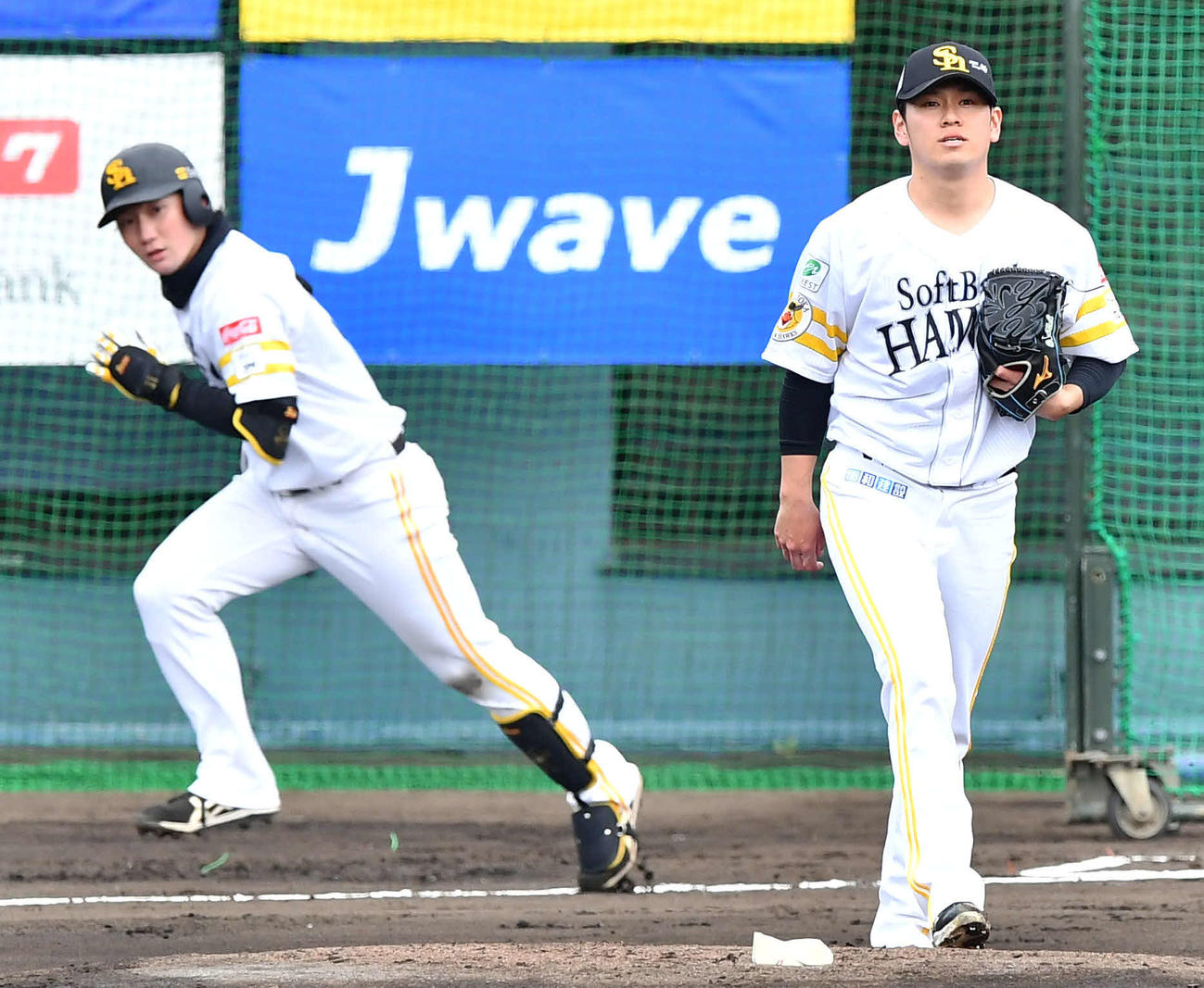 ライブBPで正木（左）を抑えるソフトバンク伊藤（撮影・岩下翔太）
