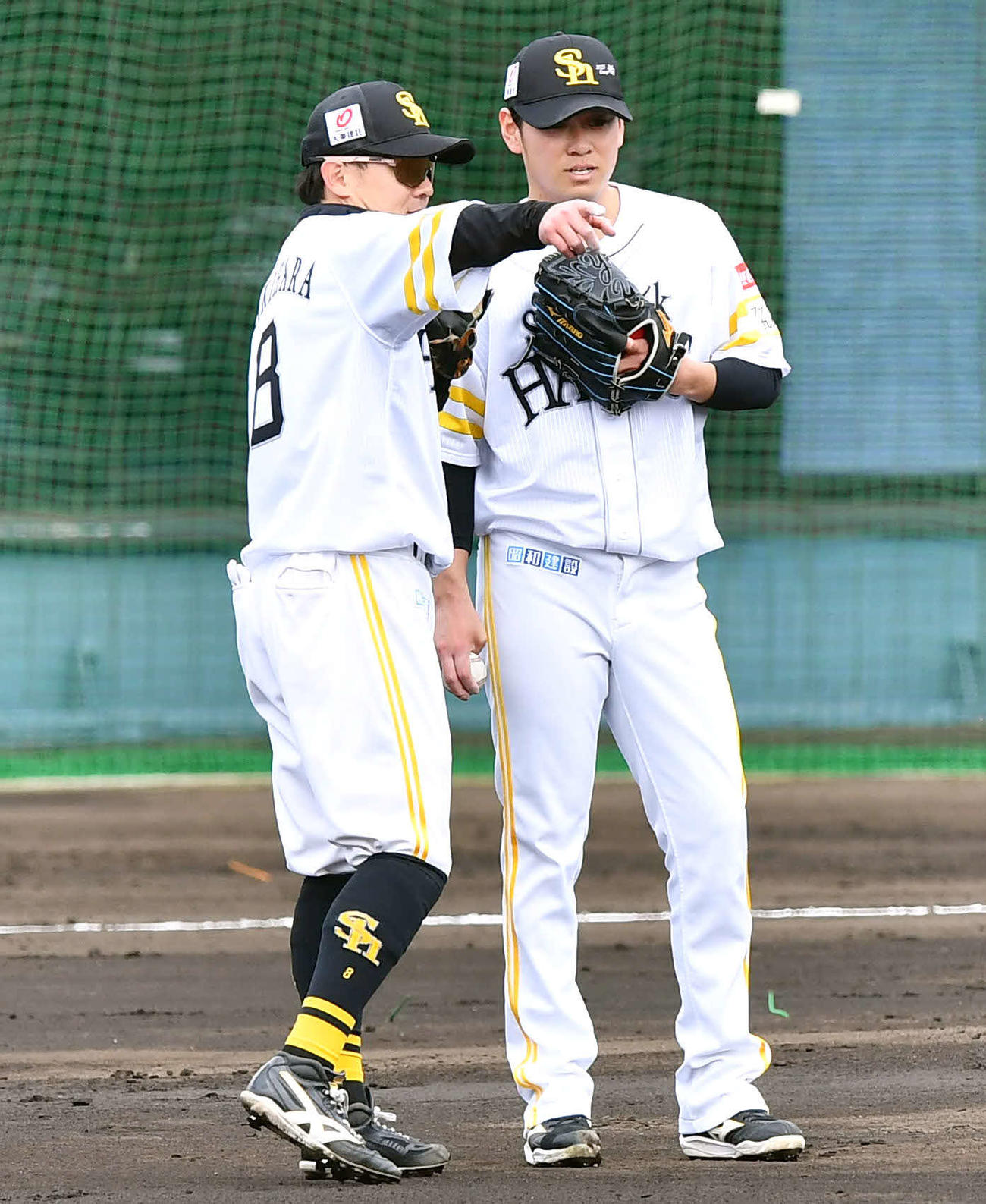 ライブBPで牧原大（左）と話すソフトバンク伊藤（撮影・岩下翔太）