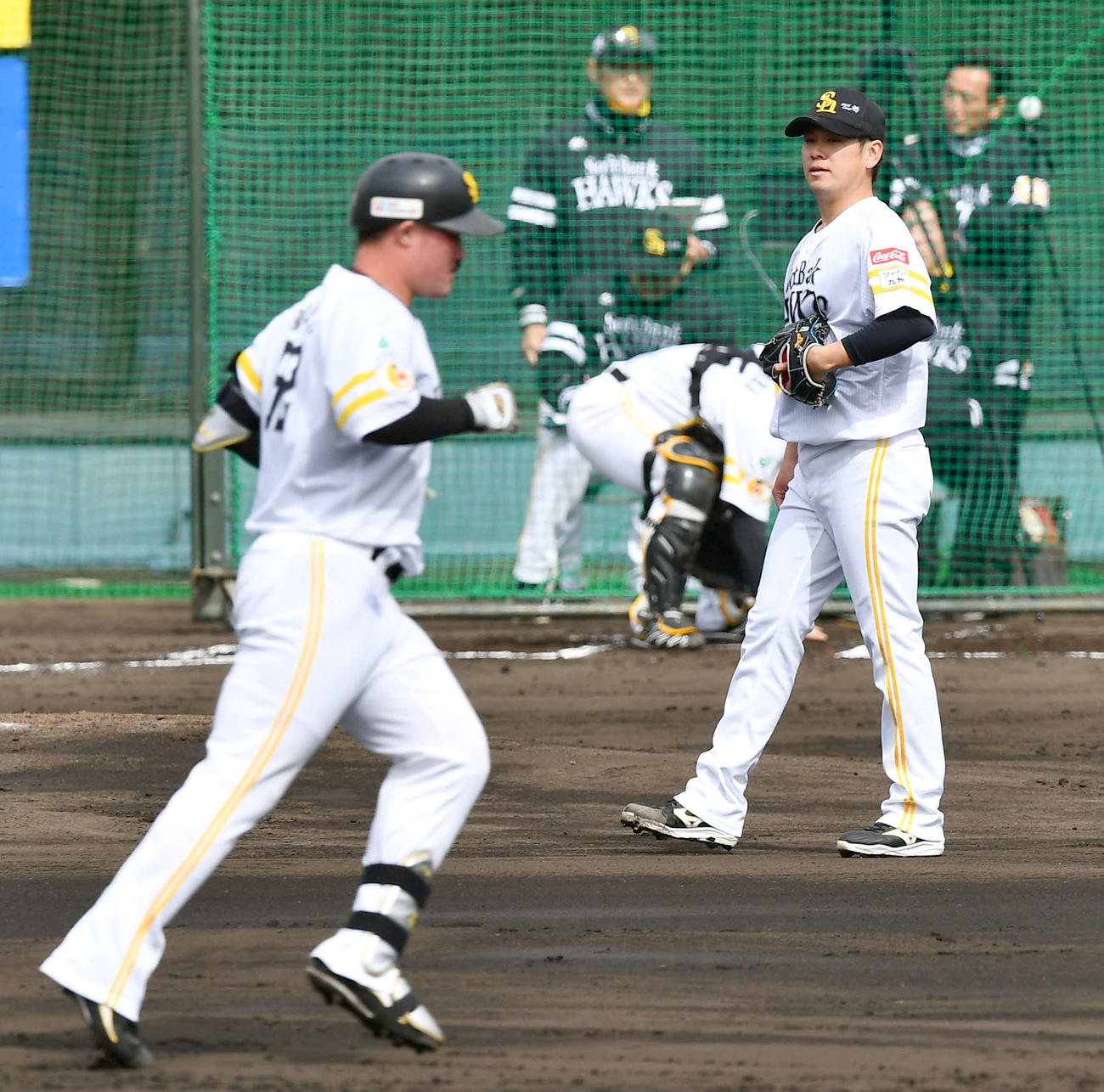 ライブBPでリチャード（左）を抑えるソフトバンク伊藤（撮影・岩下翔太）