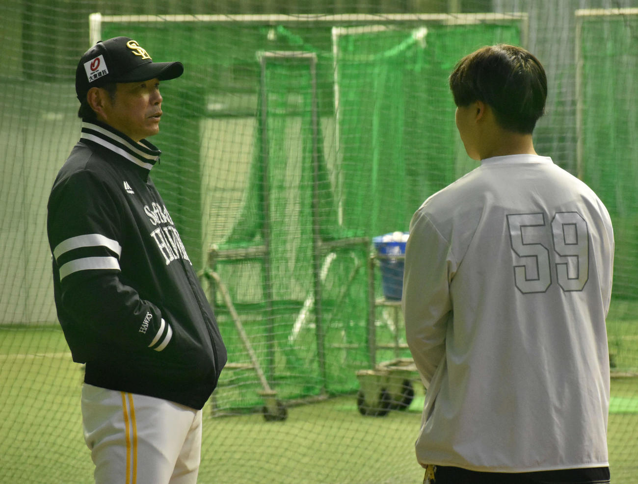リハビリ組の長谷川（右）と話す小久保監督（撮影・只松憲）