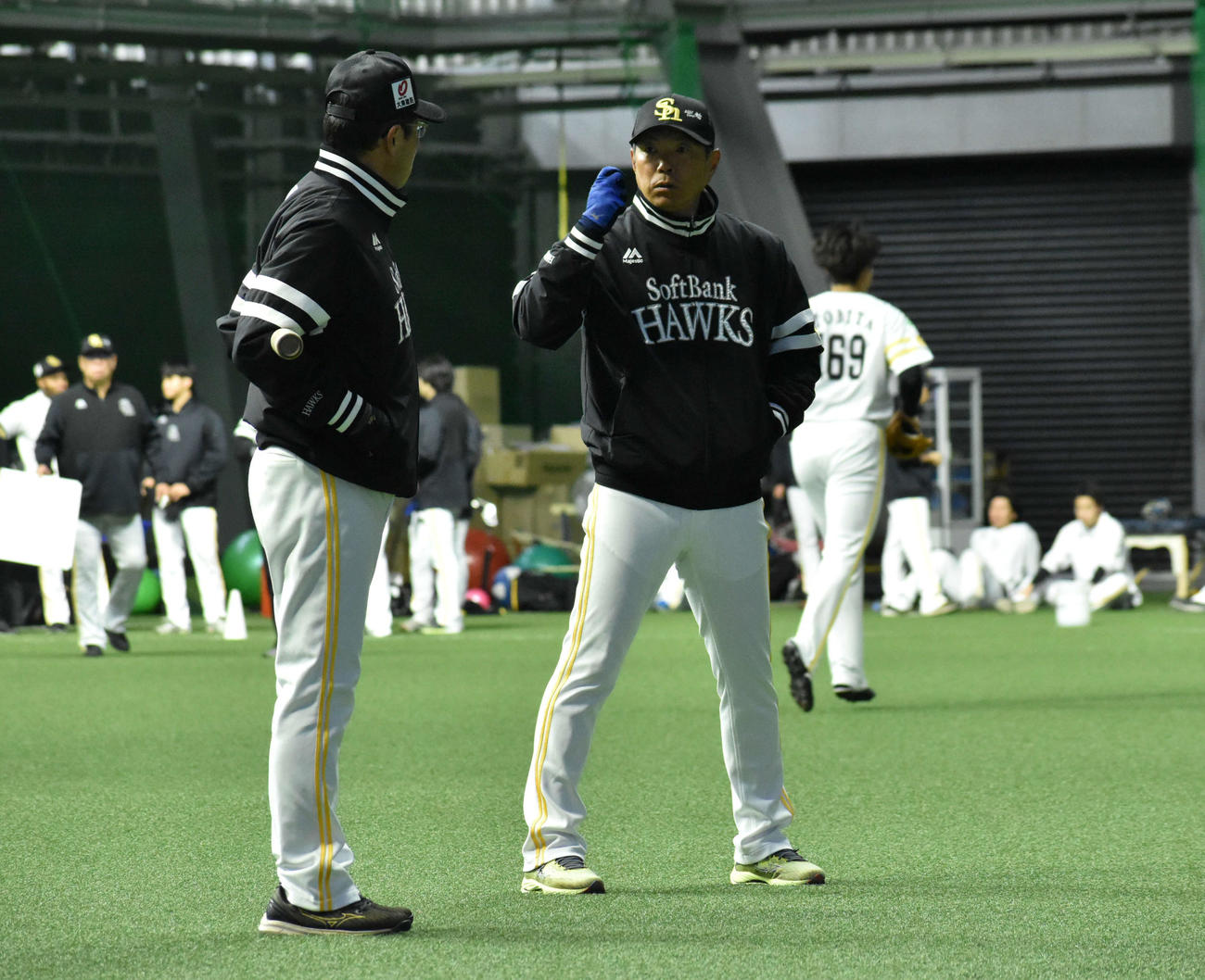 井出野手コーディネーター（左）と話す小久保監督（撮影・只松憲）
