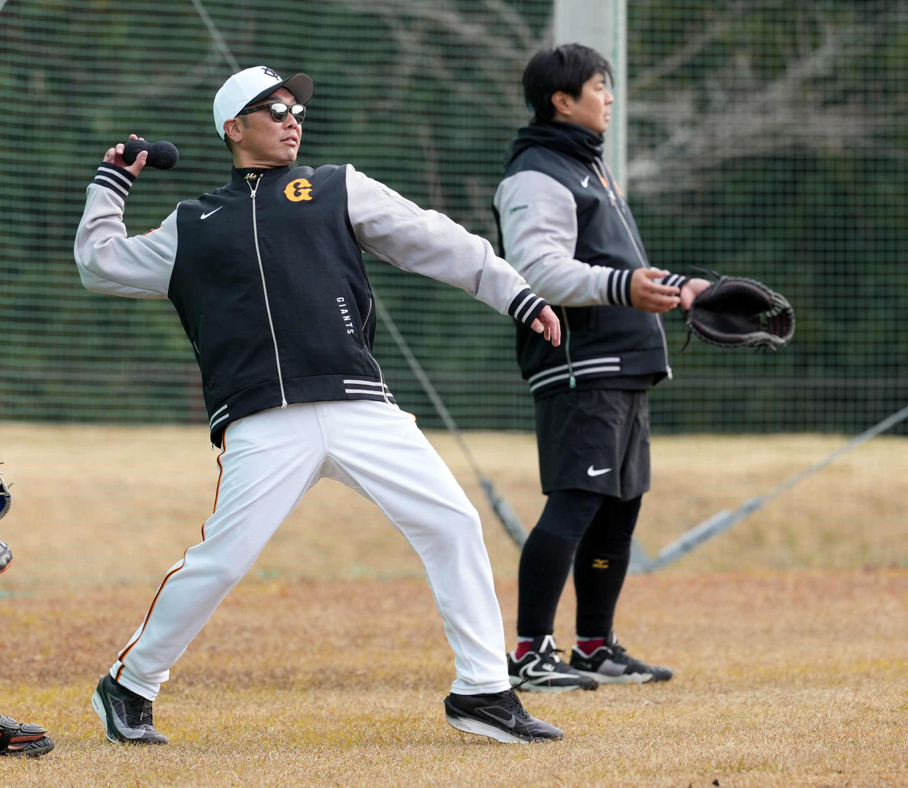 トレーニングボールで投球する巨人阿部監督（撮影・たえ見朱実）
