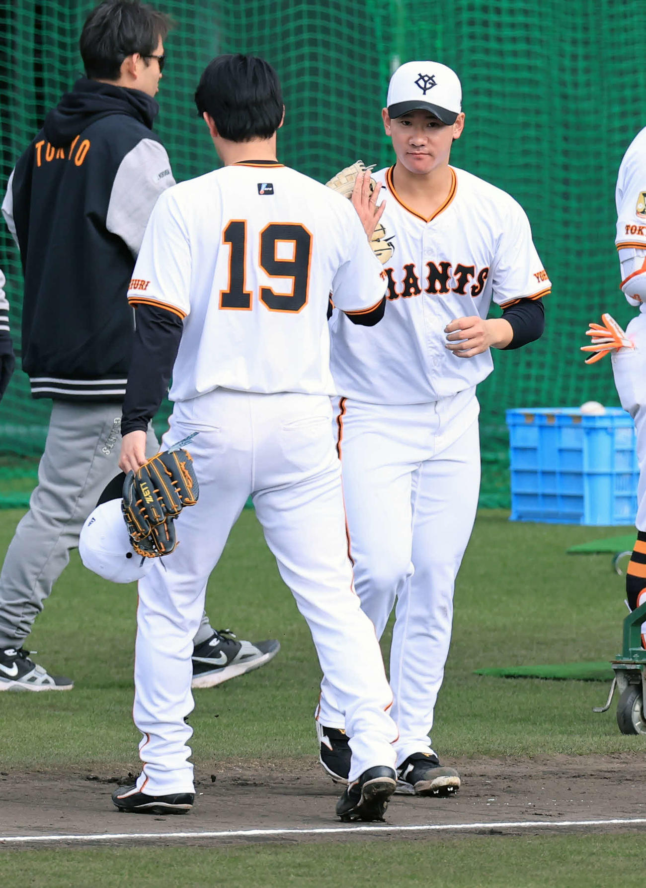 打撃投手を務めた巨人山崎（左）と交代する井上（撮影・浅見桂子）