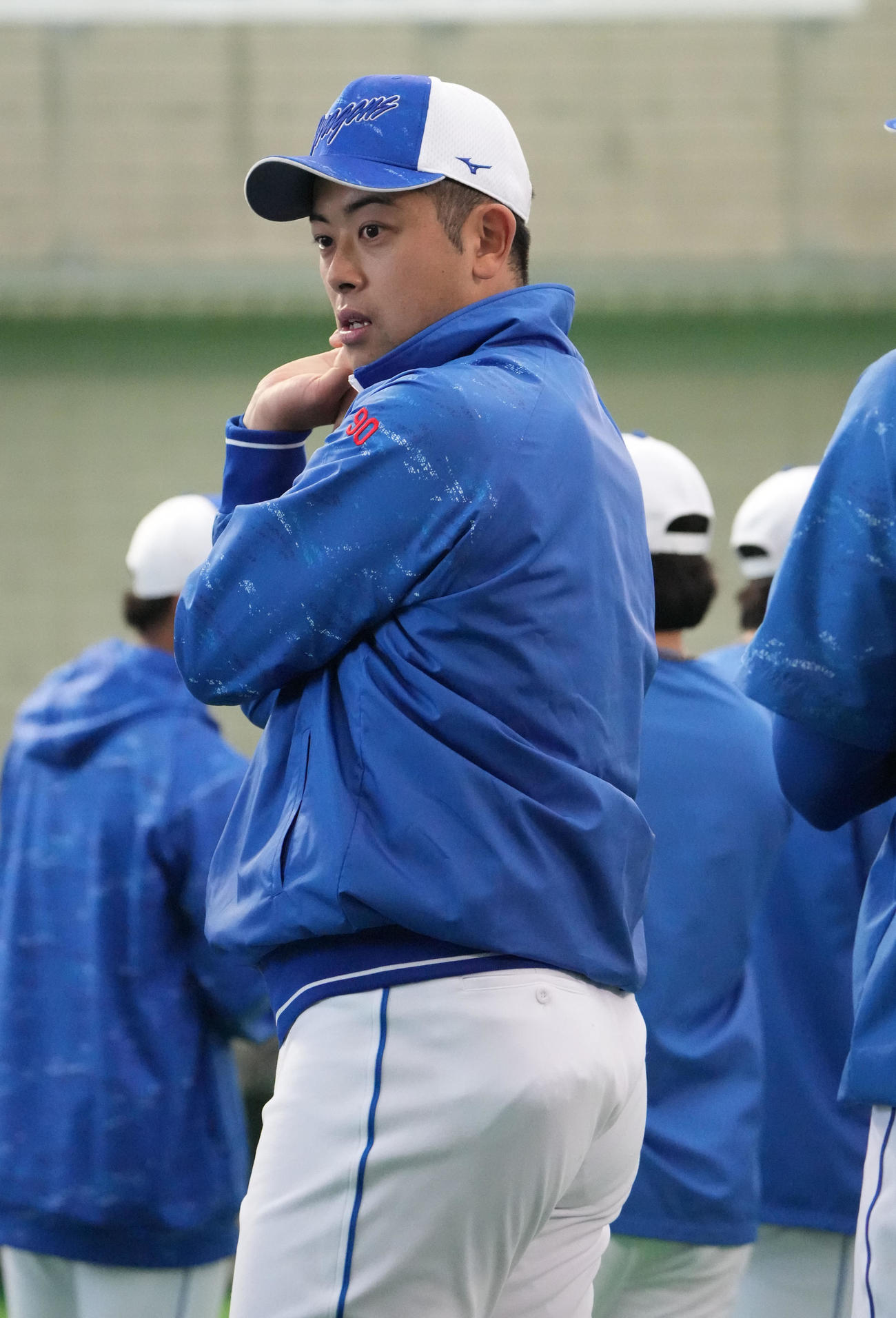ストレッチをする松山（撮影・森本幸一）