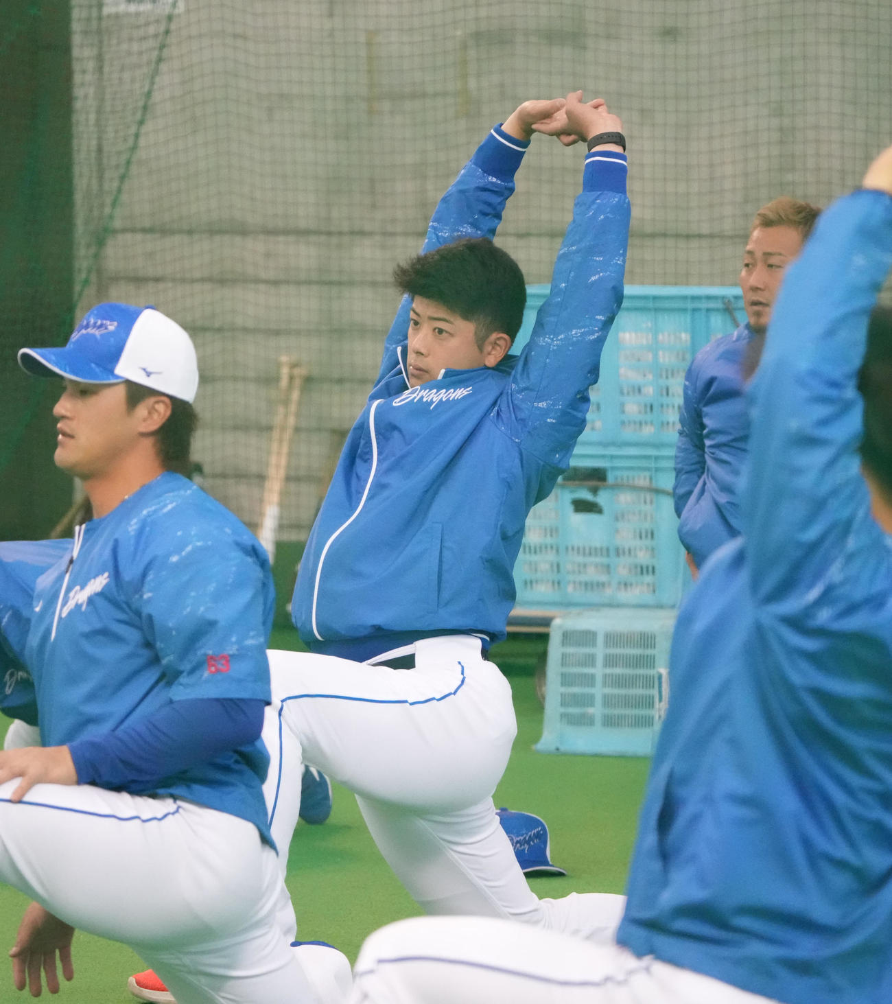 ストレッチをする松山（中央）（撮影・森本幸一）