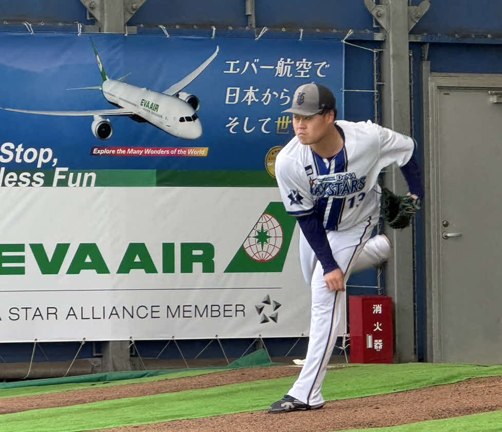 ブルペンで投げ込むDeNA伊勢（撮影・小早川宗一郎）