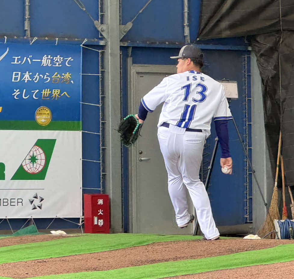 ブルペンで投げ込むDeNA伊勢（撮影・小早川宗一郎）