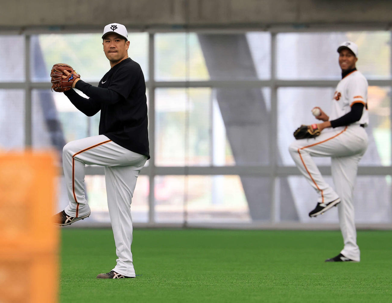 並んでキャッチボールする巨人田中将（左）とマルティネス（撮影・浅見桂子）