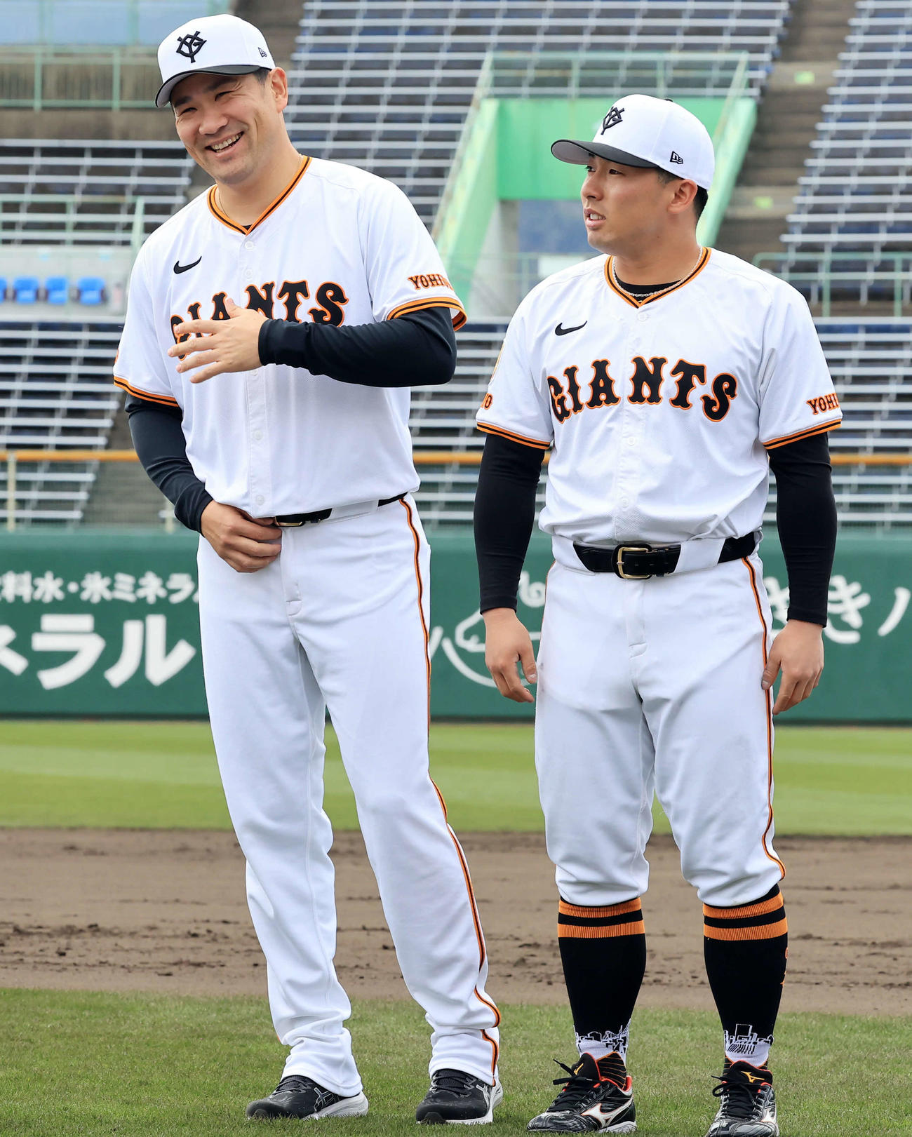 宮崎キャンプの手締めで並びながら、巨人浅野（右）と笑顔を見せる田中将（撮影・浅見桂子）