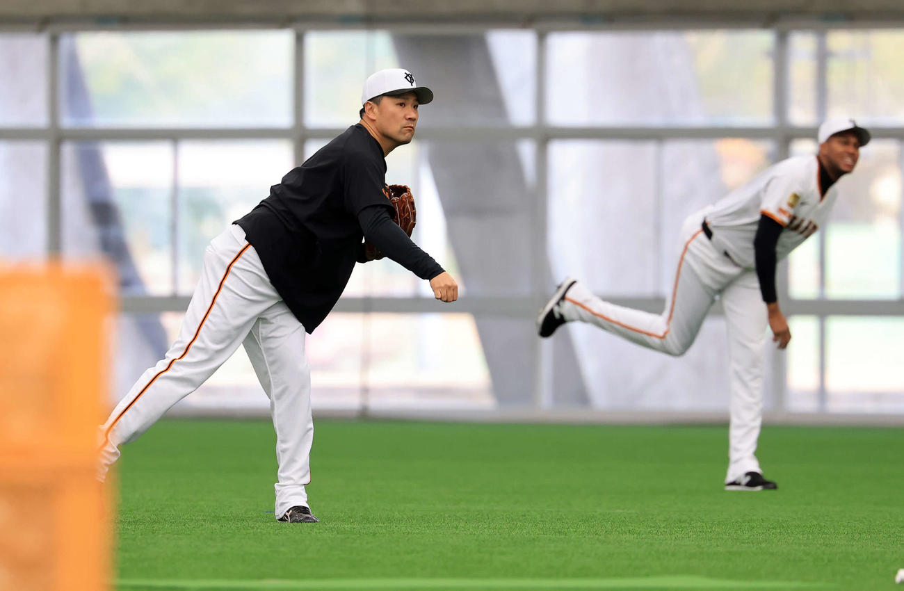 並んでキャッチボールする巨人田中将左）とマルティネス（撮影・浅見桂子）