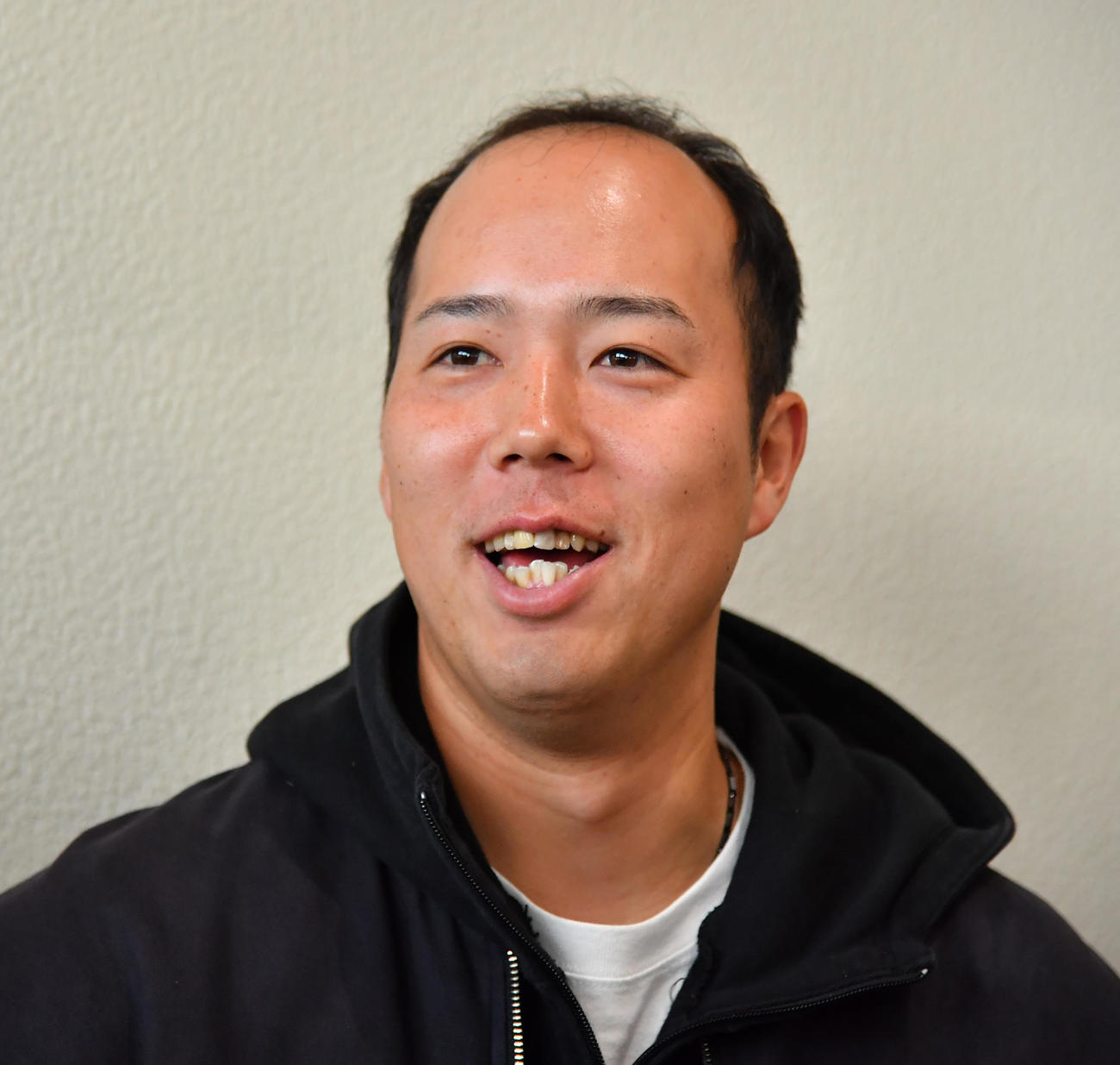 米国に向けての出発を前に意気込みを語る青柳（撮影・清水貴仁）