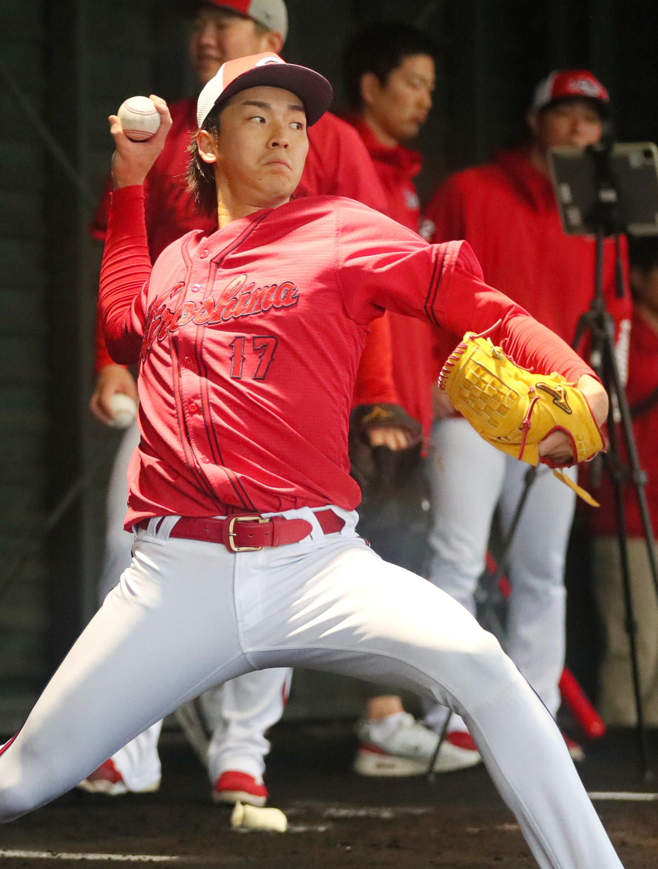 ブルペンで投球する広島常広（撮影・上山淳一）