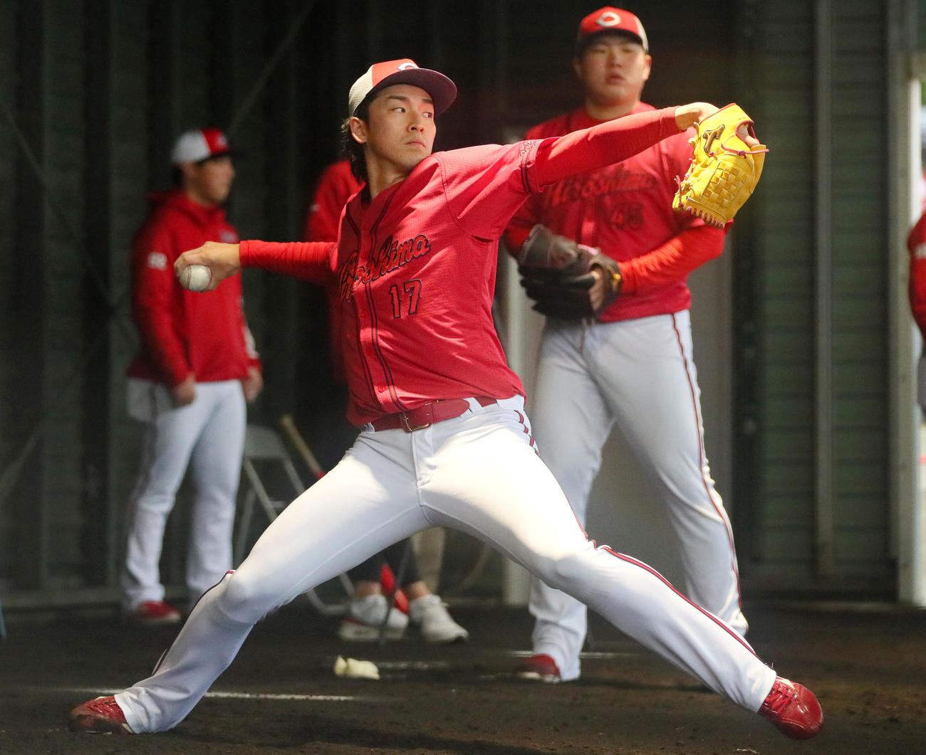 ブルペンで投球する広島常広（撮影・上山淳一）