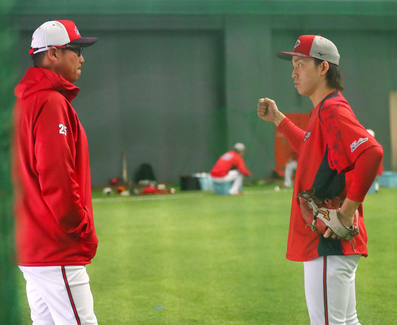 室内で広島新井監督（左）に話す広島常広（撮影・上山淳一）