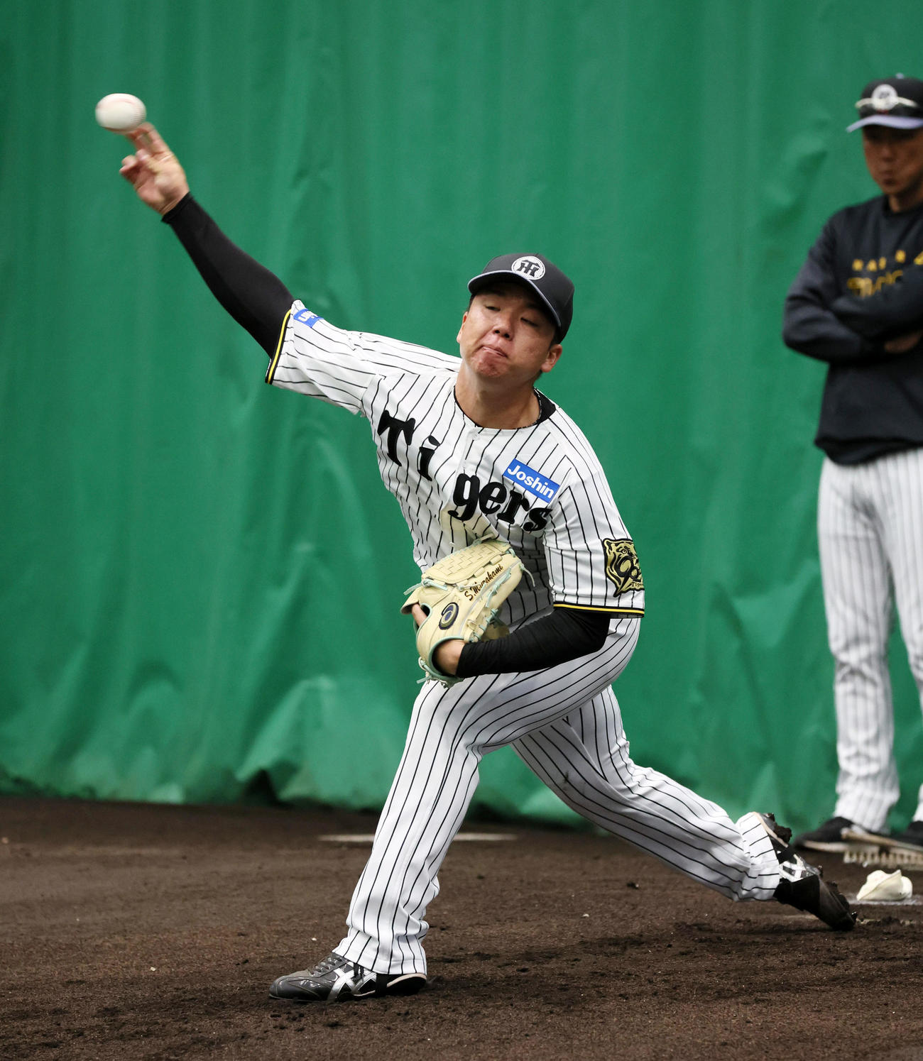 ブルペンで投球練習する村上（撮影・加藤哉）