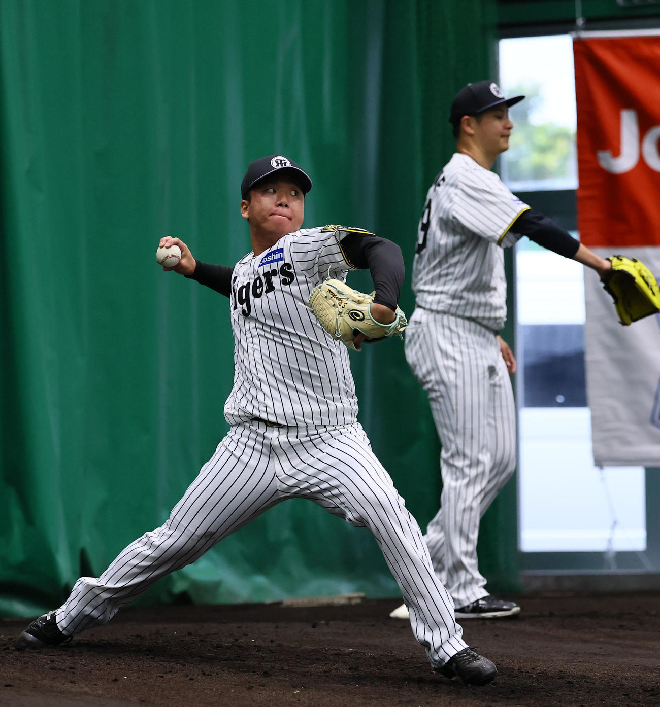 ブルペンで投球練習する村上（撮影・藤尾明華）