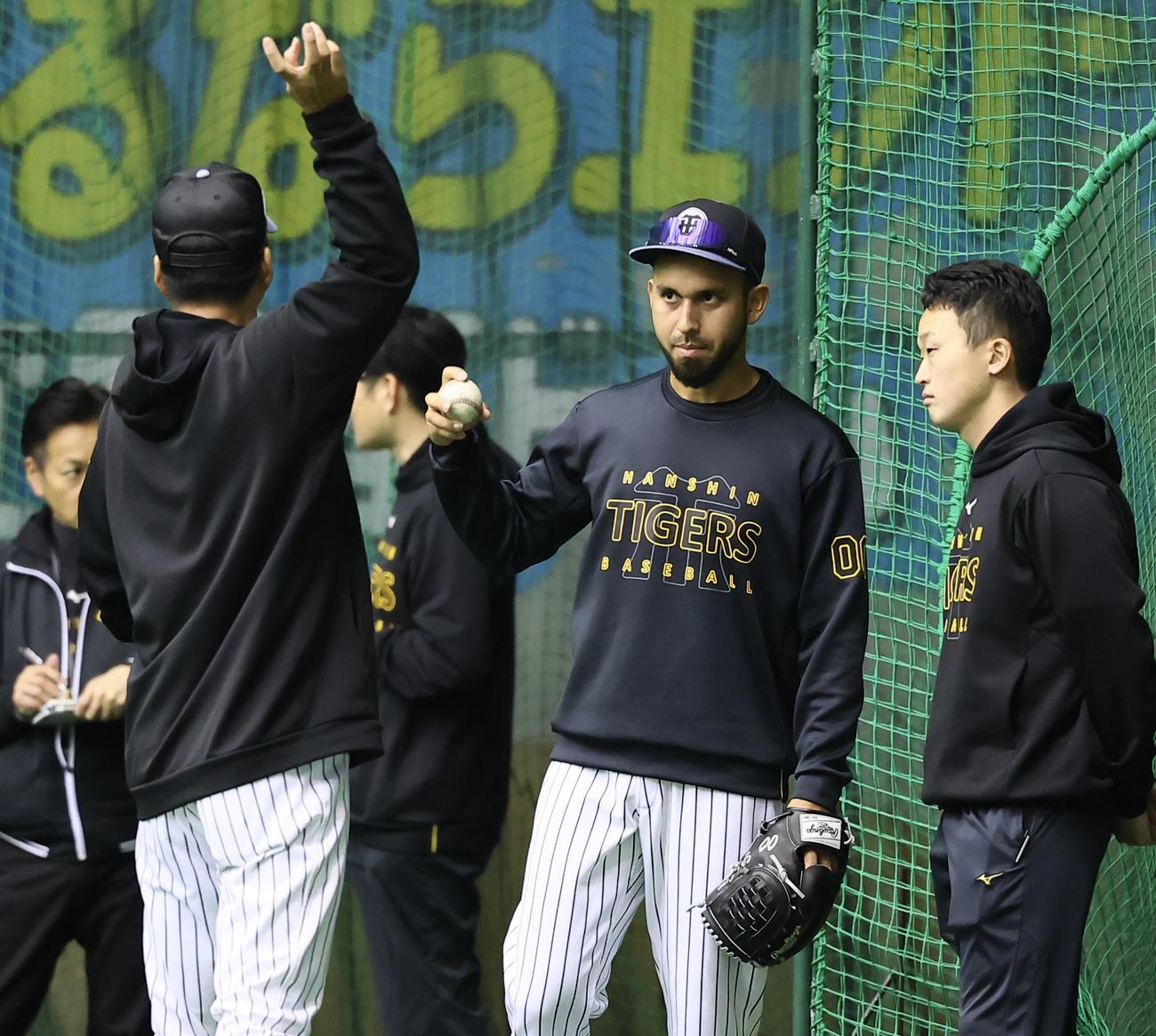 藤川監督（左）からアドバイスを受けるゲラ（中央）（撮影・藤尾明華）