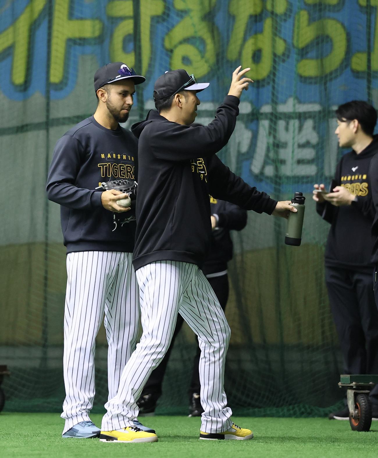 藤川監督（中央）からアドバイスを受けるゲラ（左）（撮影・藤尾明華）