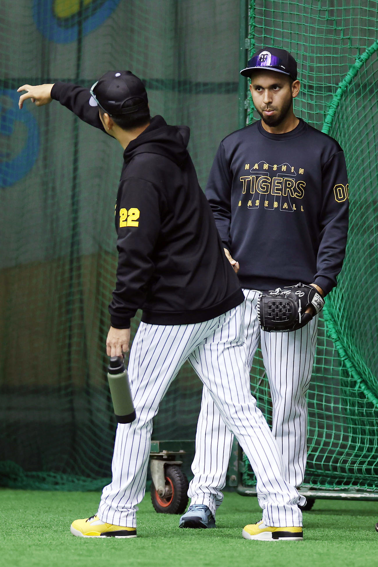 練習前、阪神藤川監督（左）と言葉を交わすゲラ（撮影・前田充）