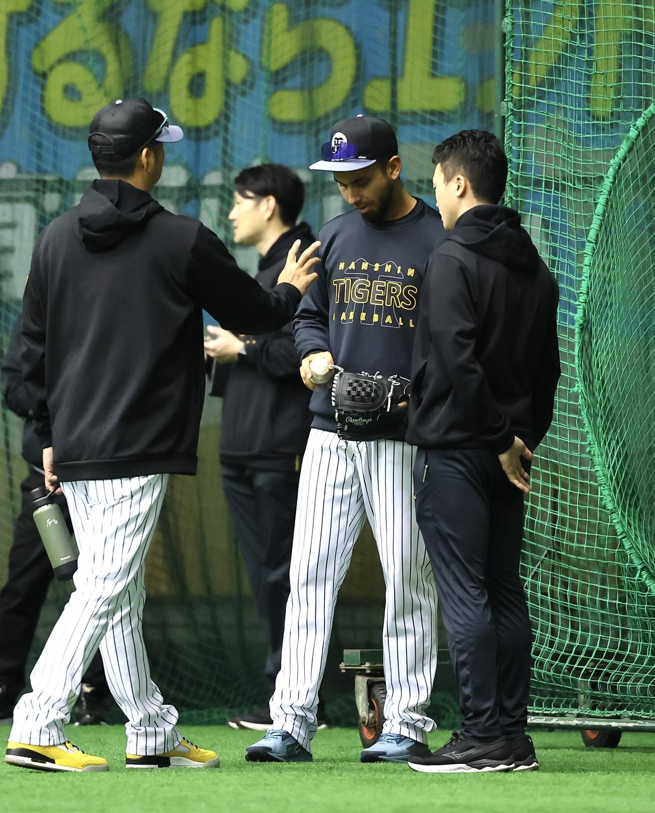 藤川監督（左）からアドバイスを受けるゲラ（中央）（撮影・藤尾明華）