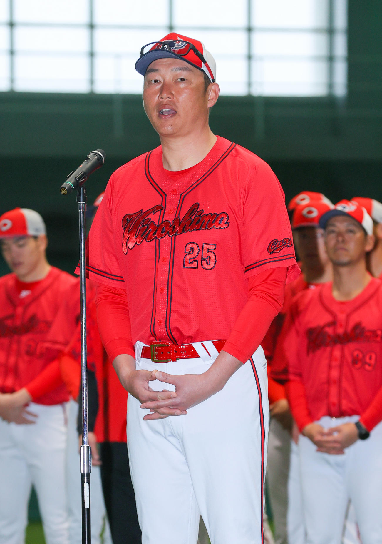 歓迎セレモニーであいさつする広島新井監督（撮影・上山淳一）
