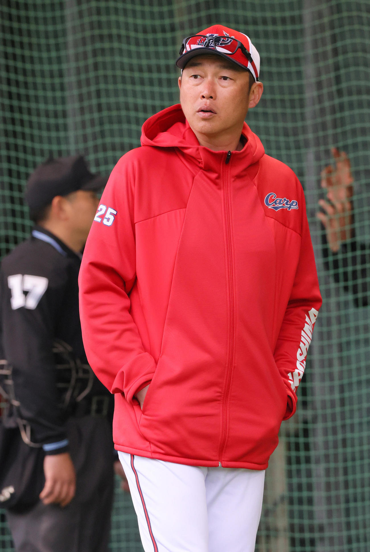 ブルペンを確認する広島新井監督（撮影・上山淳一）