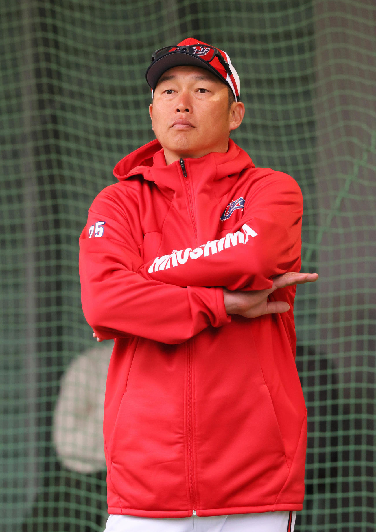 ブルペンを確認する広島新井監督（撮影・上山淳一）