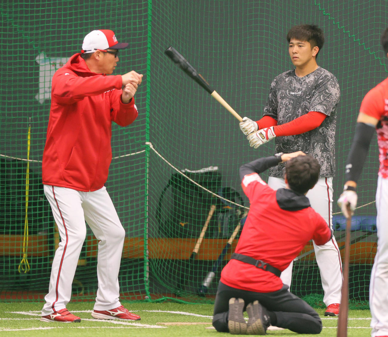 ロングティーする広島仲田（右）を指導する広島新井監督（撮影・上山淳一）