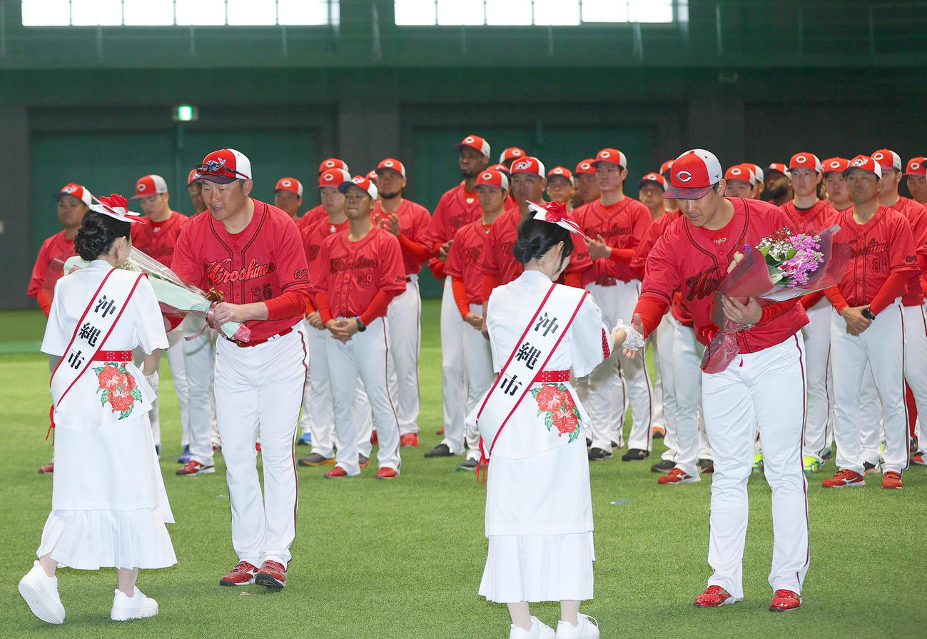 歓迎セレモニーでハイビスカス親善大使から花束を受け取る広島新井監督（左から2人目）と広島堂林（右）（撮影・上山淳一）