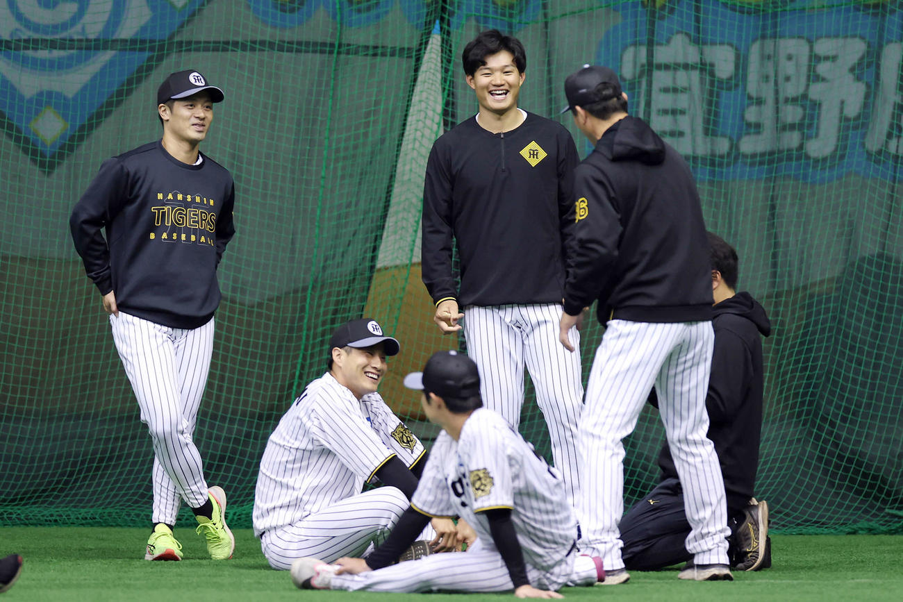 ウオーミングアップ前、阪神森下（中央）は坂本（左端）らと談笑（撮影・前田充）