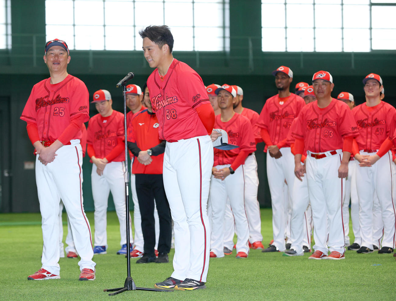 歓迎セレモニーで広島新井監督（左）から指名を受けあいさつする広島仲田（手前）（撮影・上山淳一）