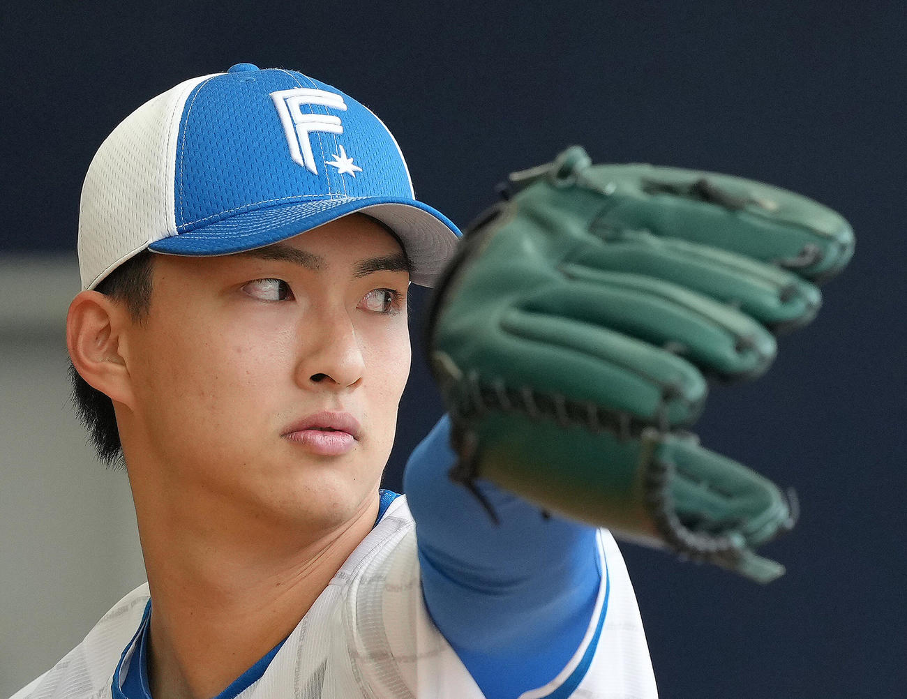 ブルペン投球する日本ハム達（撮影・足立雅史）