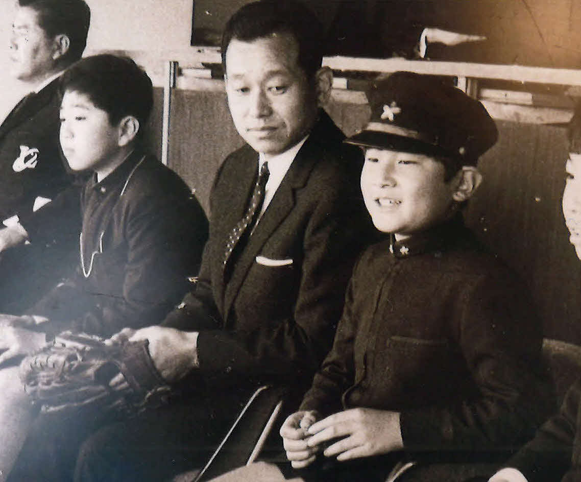 70年ロッテ対巨人の日本シリーズで吉田義男氏はグラブ持参の浩宮さまに解説