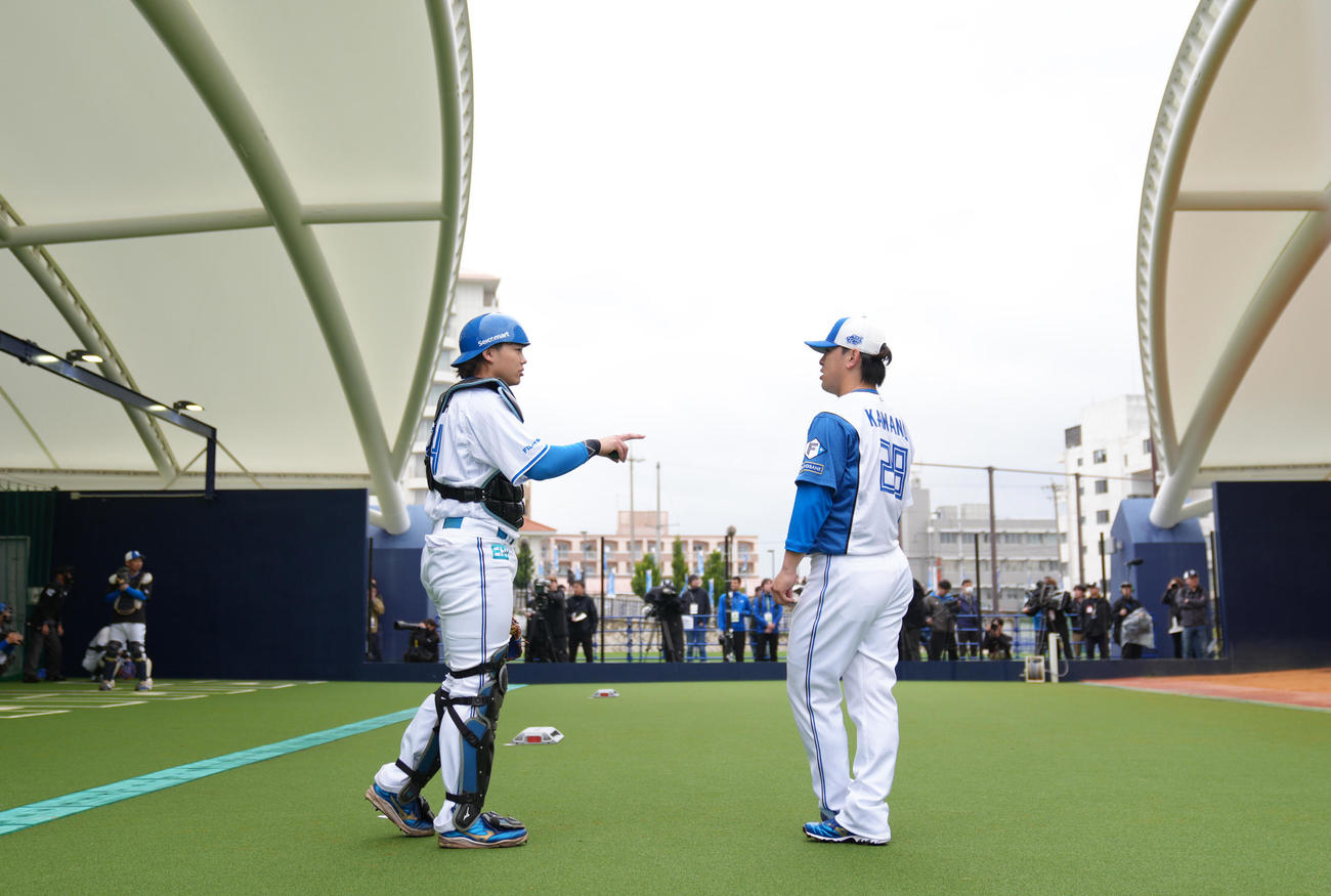ブルペンで投球を終えた河野（右）に声をかける捕手田宮（撮影・足立雅史）