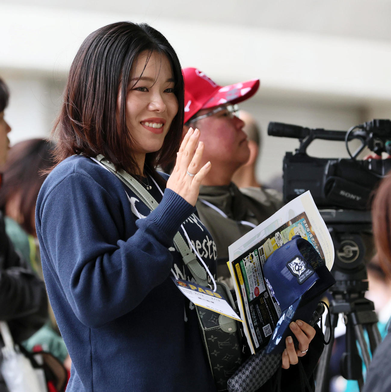 ブルペンを見学するプロゴルファーの勝みなみ（撮影・加藤哉）