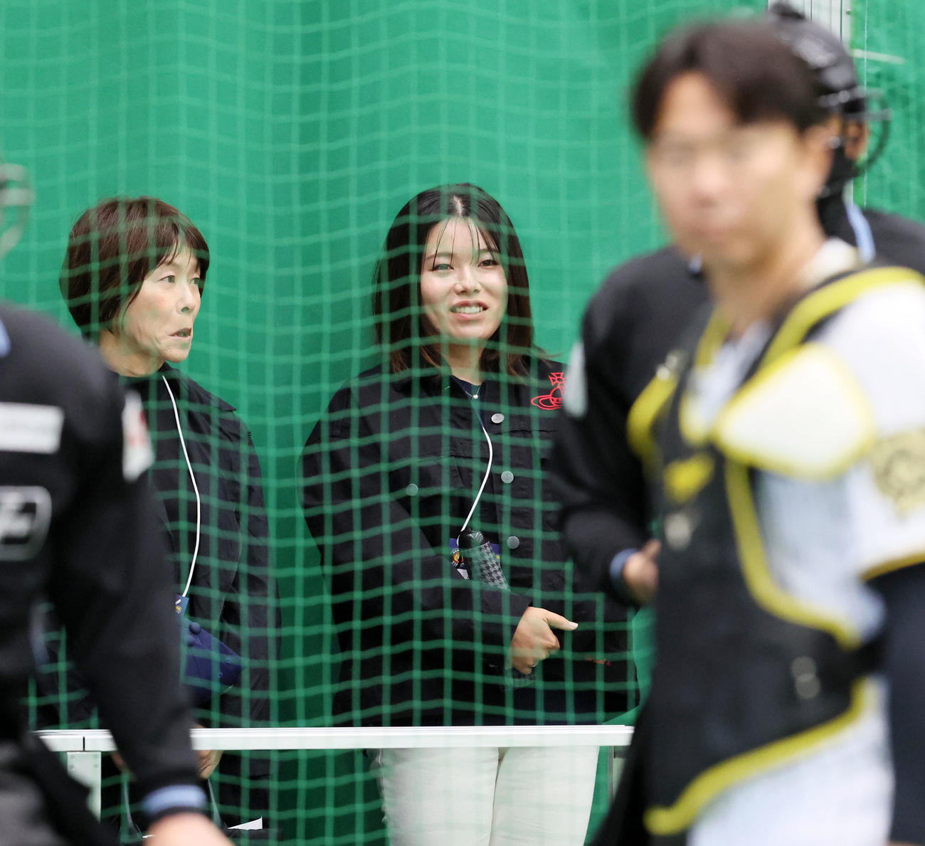 ブルペンで見学するプロゴルファーの勝みなみ（撮影・加藤哉）