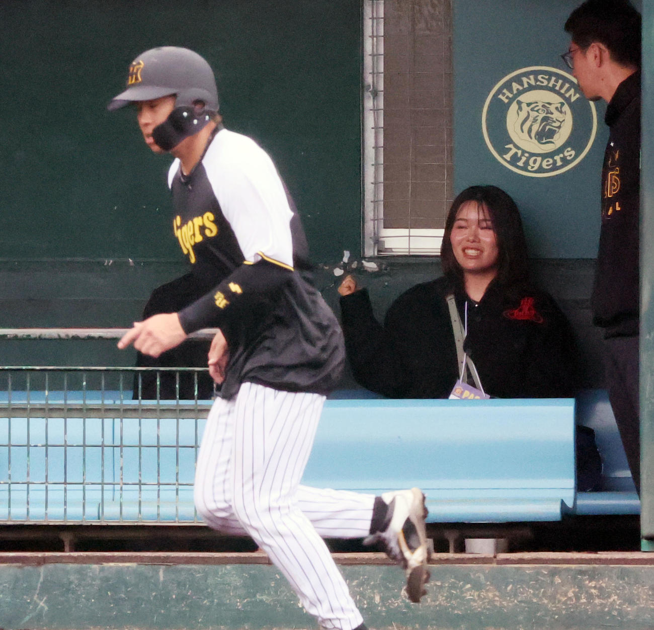 ベンチに座って宜野座キャンプを見学するプロゴルファーの勝みなみ（撮影・加藤哉）