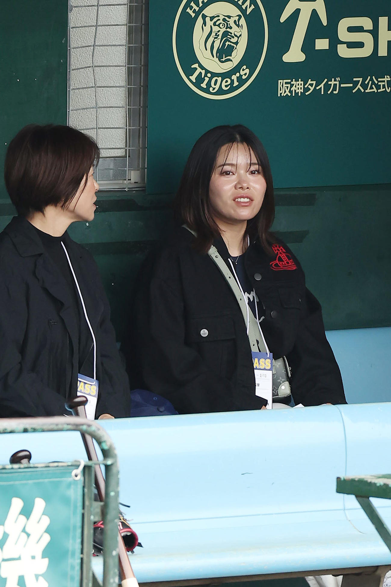 球場を訪れ、ベンチから練習を見つめるプロゴルファーの勝みなみ（撮影・前田充）