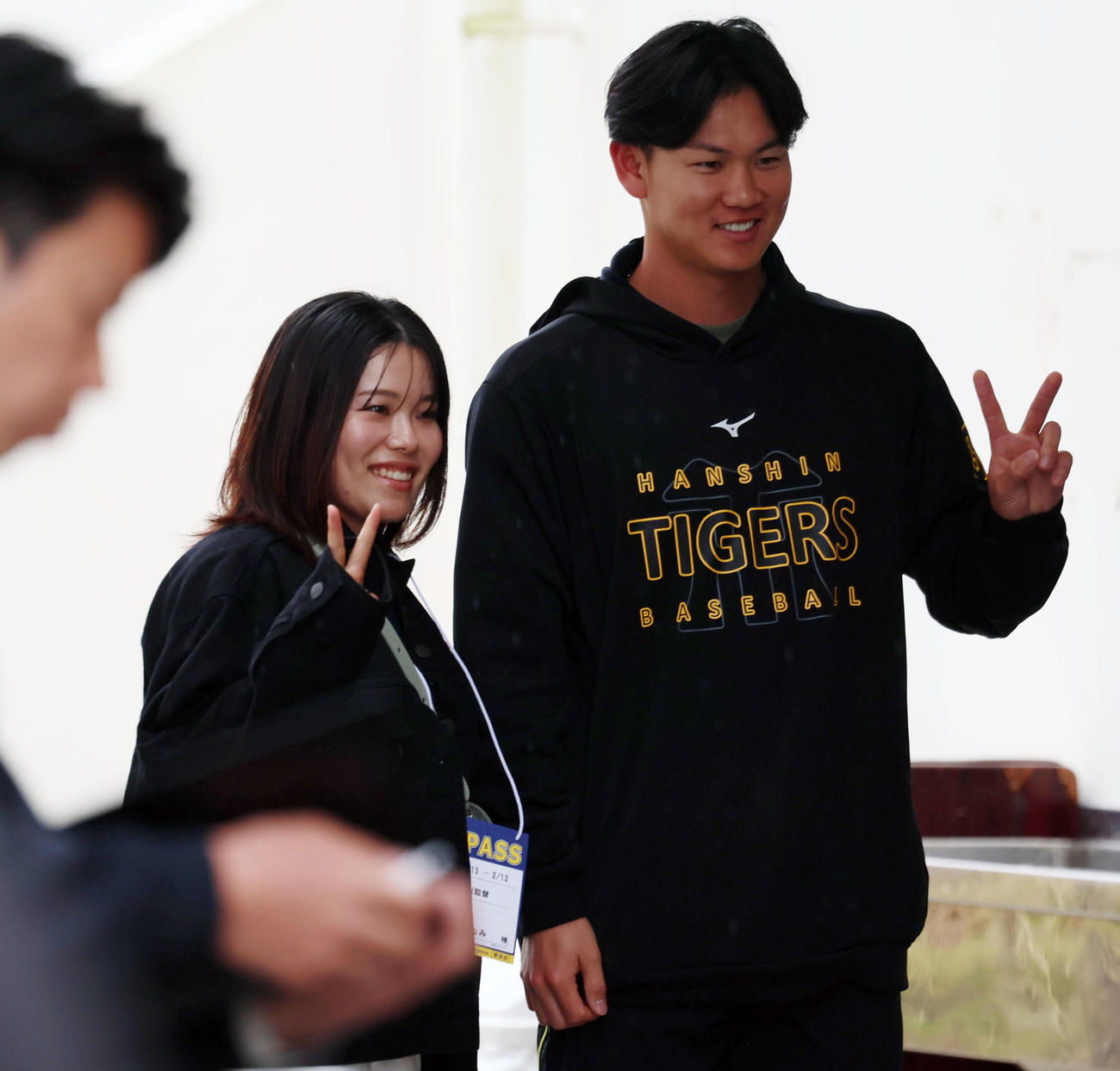 宜野座を訪れた勝みなみ（左）と記念写真に納まる及川（撮影・加藤哉）