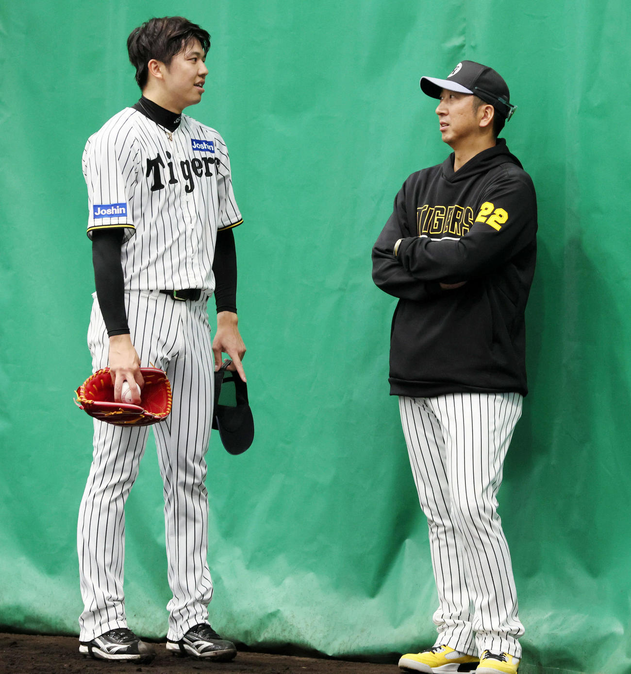 ブルペンで阪神才木（左）と話す藤川監督（撮影・加藤哉）