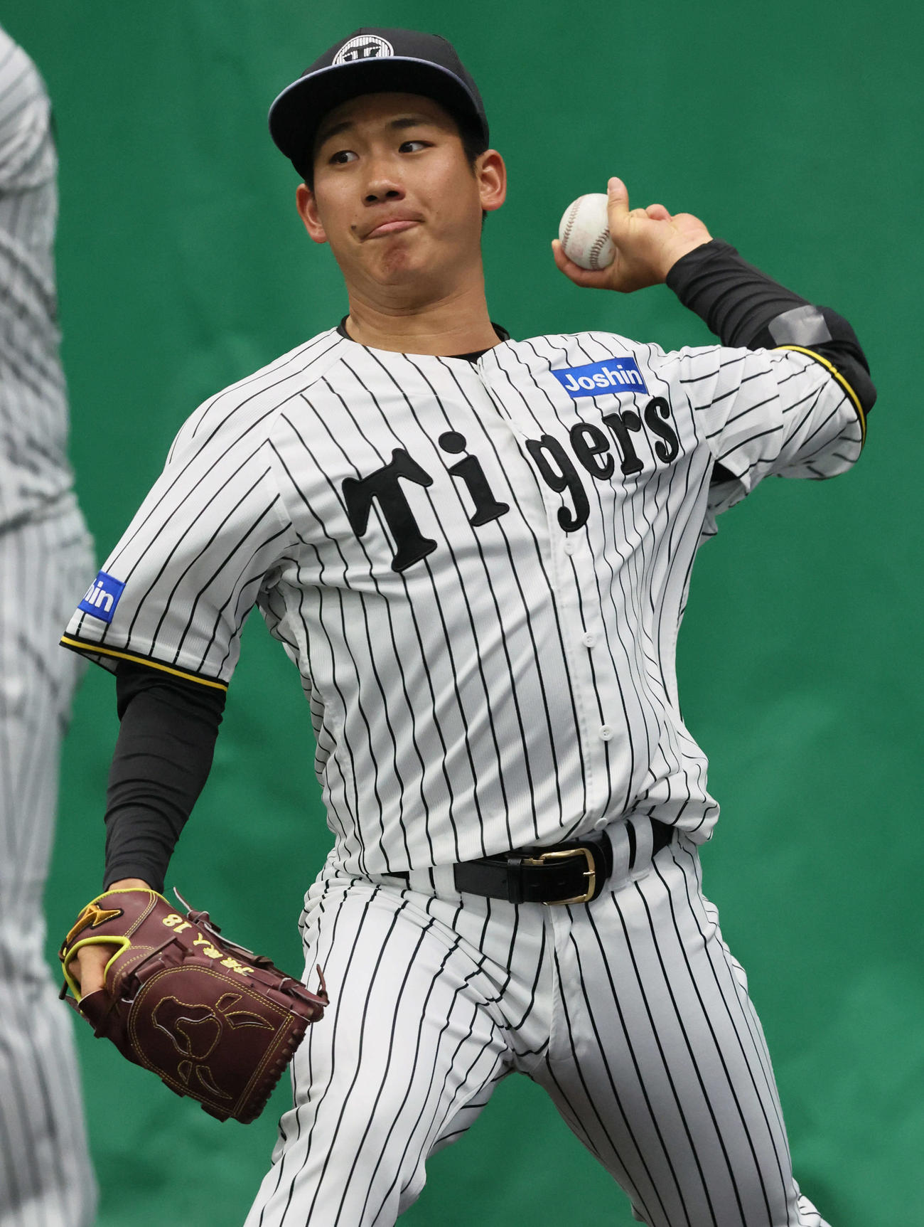 ブルペンで投球練習する阪神伊原（撮影・加藤哉）