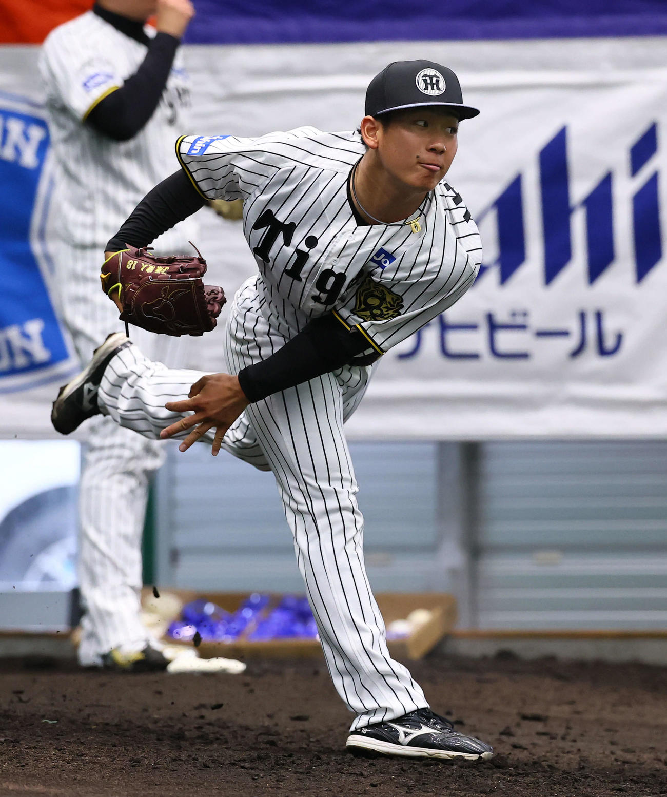 ブルペンで投球練習する阪神伊原（撮影・藤尾明華）