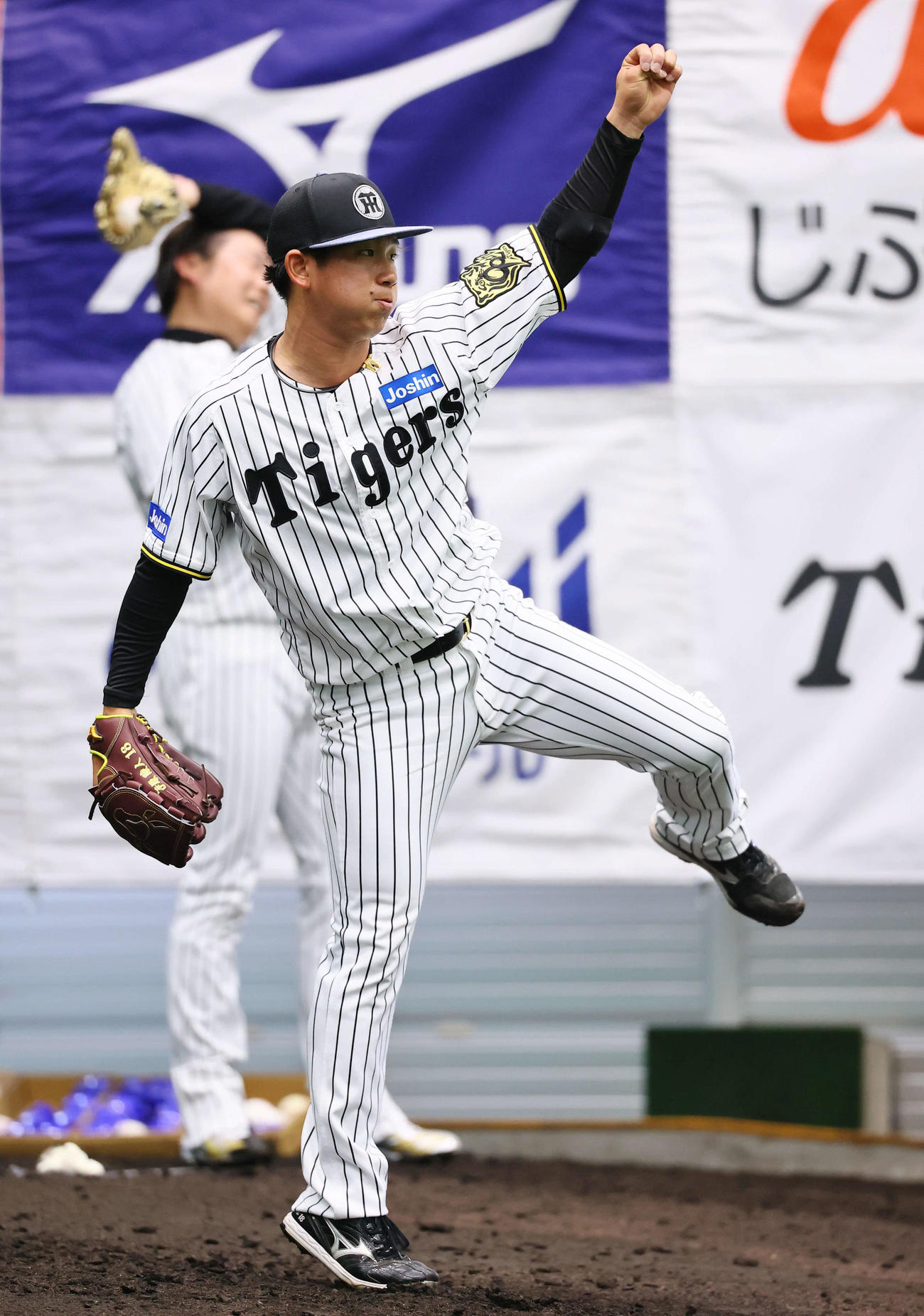 ブルペンで投球練習をする阪神伊原（撮影・藤尾明華）