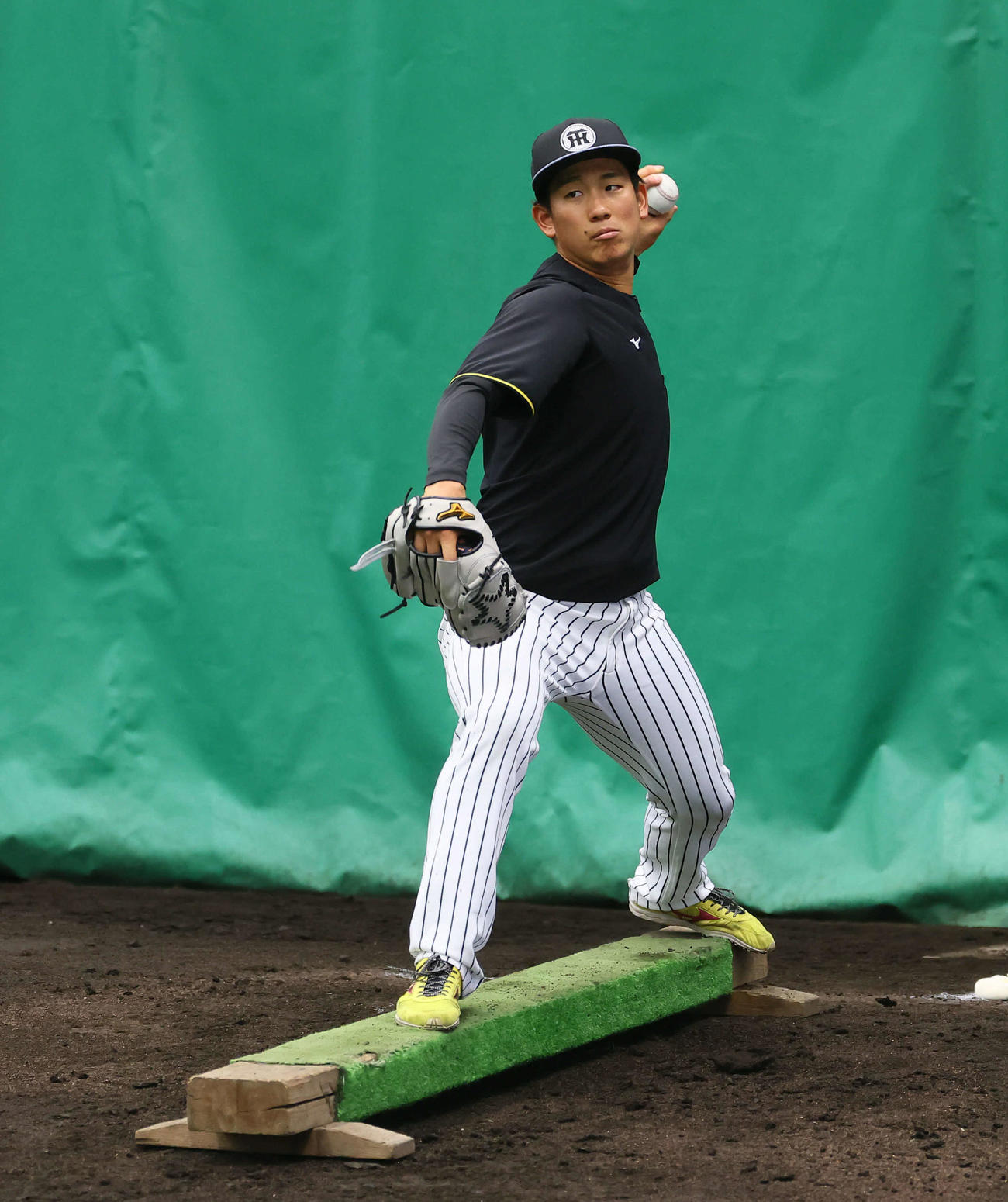 個別練習で細い板を使って投球練習する阪神伊原（撮影・藤尾明華）