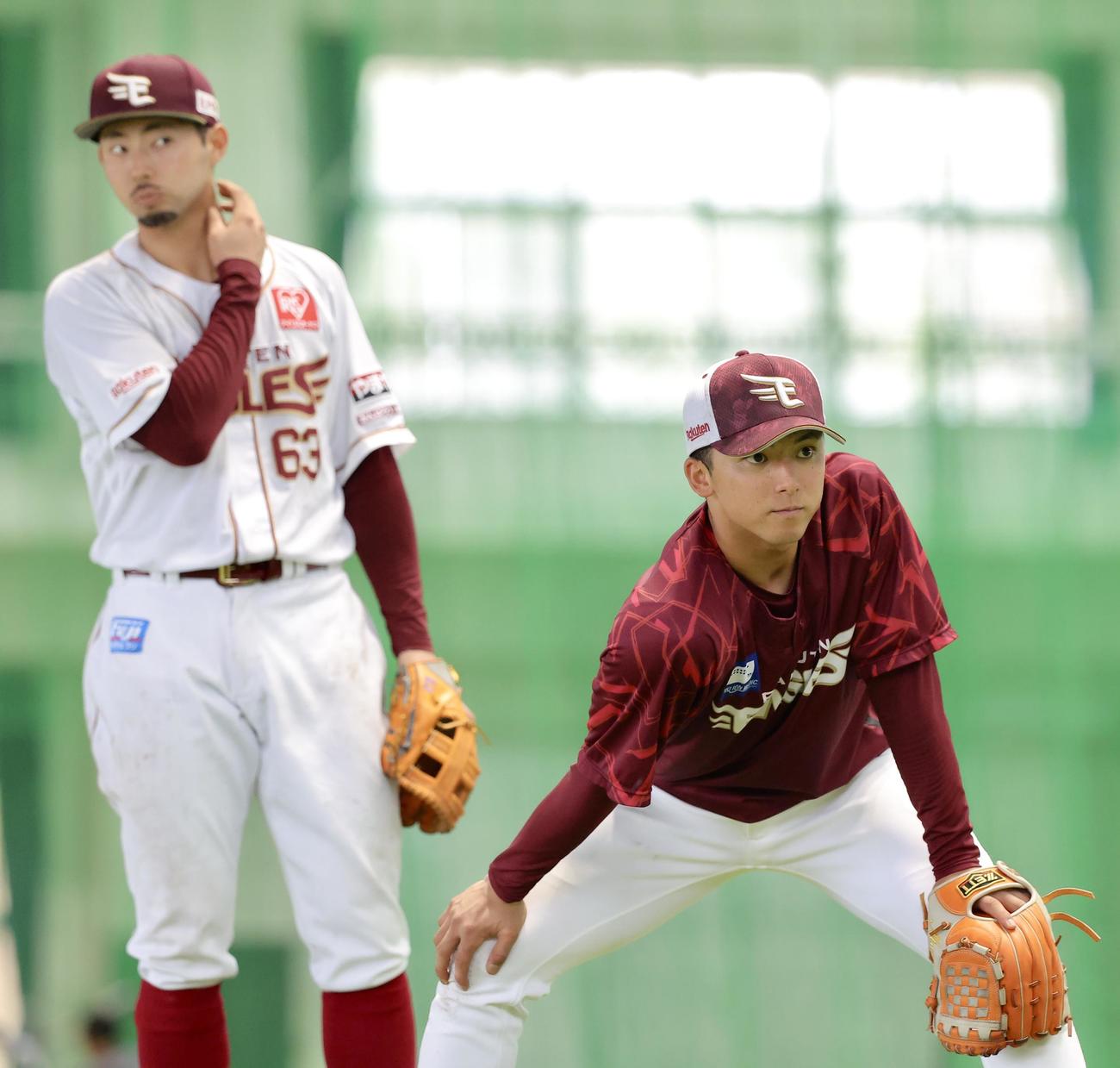 特守に臨む楽天宗山（右）と入江（撮影・河田真司）