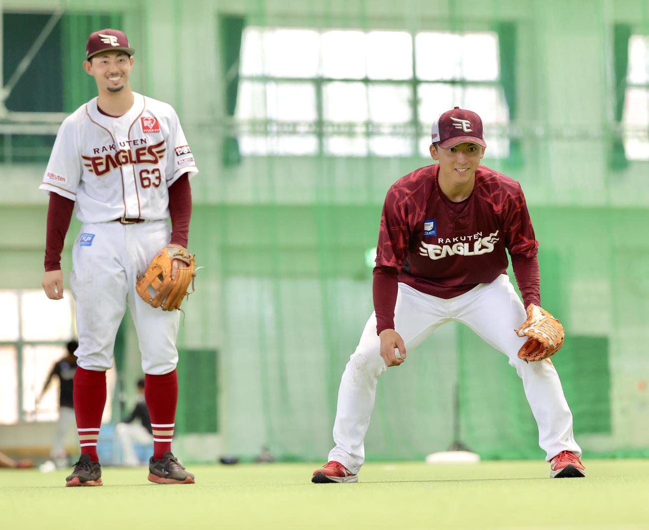 特守に臨む楽天宗山（右）と入江（撮影・河田真司）
