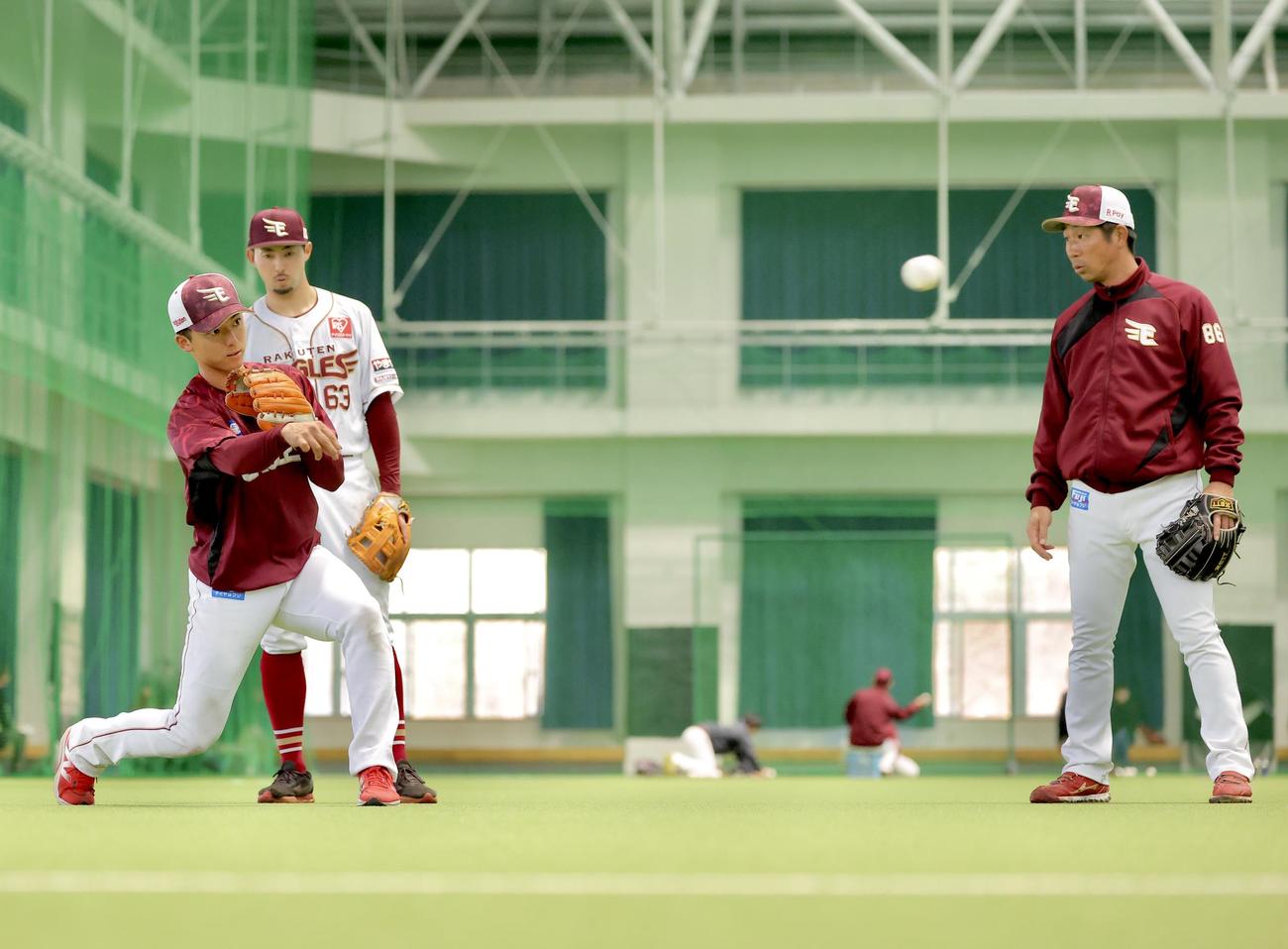 特守に臨む楽天宗山（手前左）と入江。右は塩川内野守備走塁コーチ（撮影・河田真司）