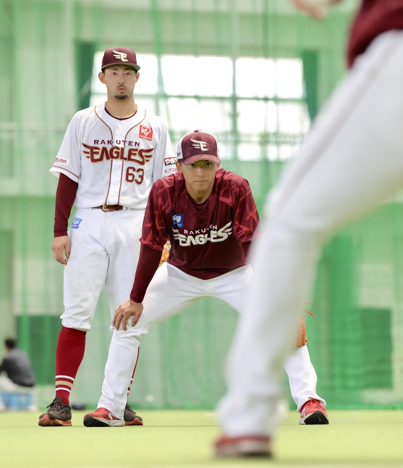 特守に臨む楽天宗山（手前）と入江（撮影・河田真司）