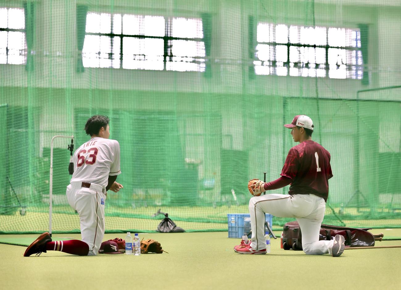 言葉を交わす楽天入江（左）と宗山（撮影・河田真司）