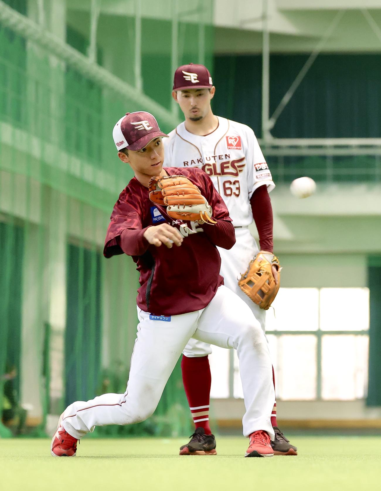 特守に臨む楽天宗山（手前）と入江（撮影・河田真司）